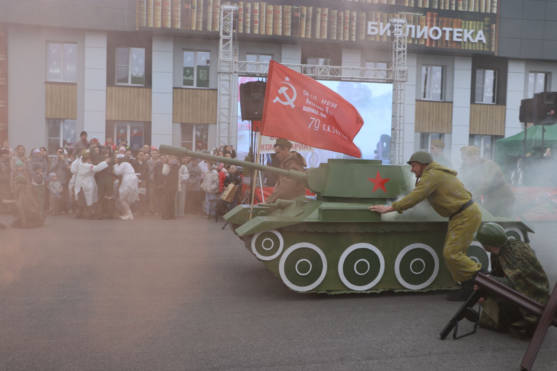 Бүген Сабада Җиңү бәйрәме узды (фоторепортаж)