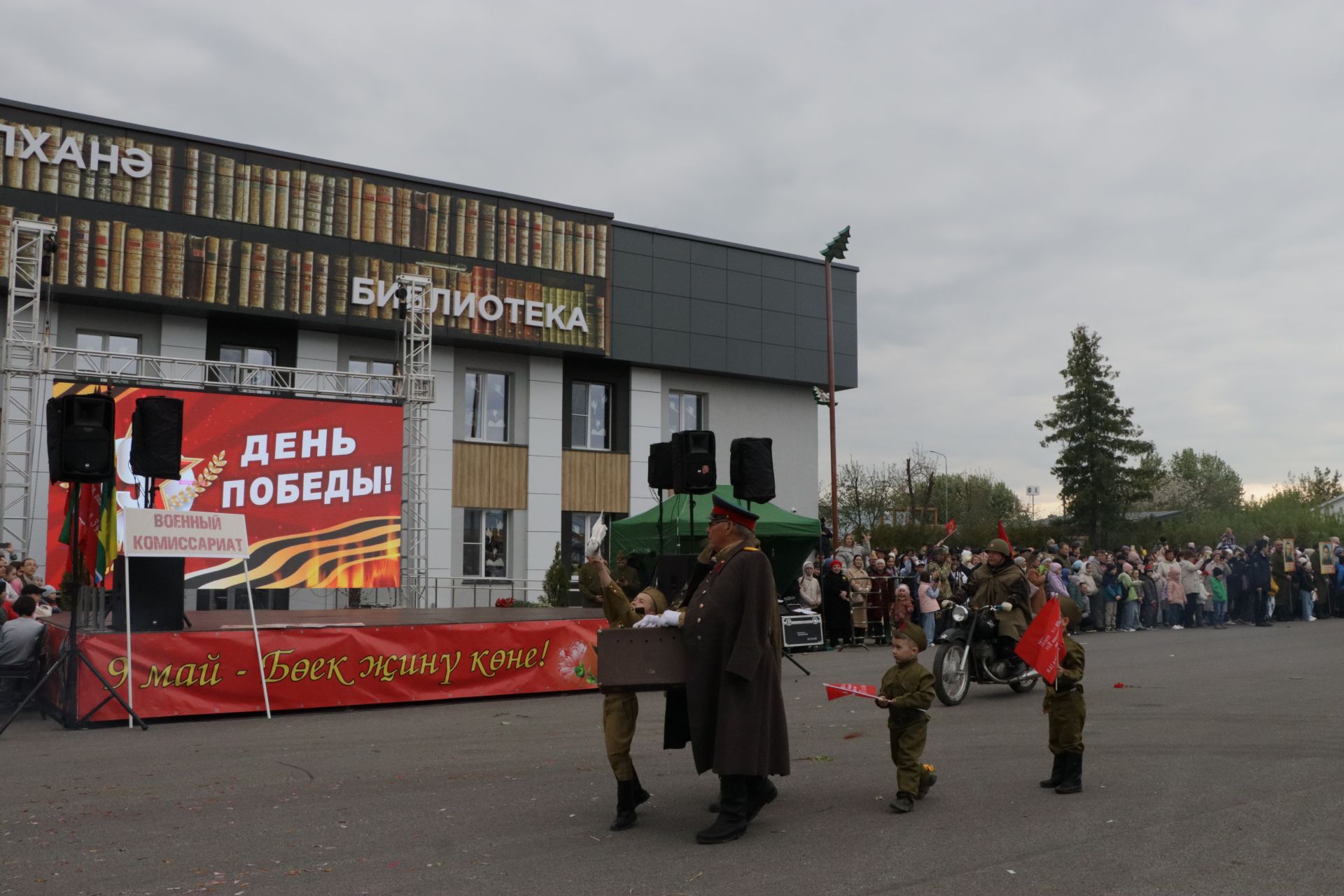 Бүген Сабада Җиңү бәйрәме узды (фоторепортаж)