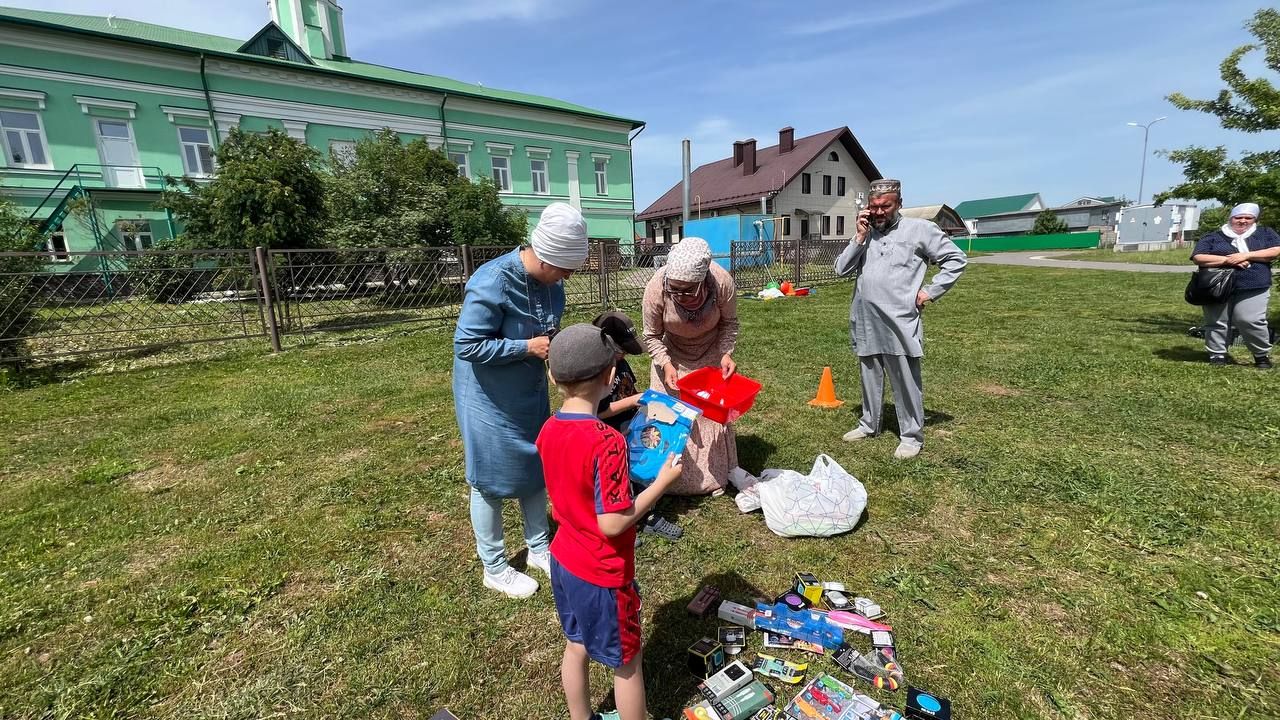 Саба мөхтәсибәте район социаль яклау идарәсе белән берлектә кайгыртуга мохтаҗ гаиләләрдә тәрбияләнүче балалар өчен җәйге бәйрәм уздырды