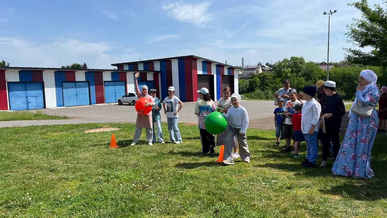Саба мөхтәсибәте район социаль яклау идарәсе белән берлектә кайгыртуга мохтаҗ гаиләләрдә тәрбияләнүче балалар өчен җәйге бәйрәм уздырды