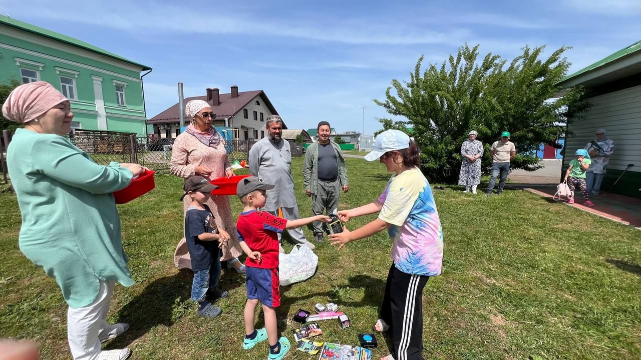 Саба мөхтәсибәте район социаль яклау идарәсе белән берлектә кайгыртуга мохтаҗ гаиләләрдә тәрбияләнүче балалар өчен җәйге бәйрәм уздырды