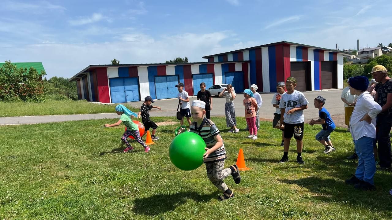 Саба мөхтәсибәте район социаль яклау идарәсе белән берлектә кайгыртуга мохтаҗ гаиләләрдә тәрбияләнүче балалар өчен җәйге бәйрәм уздырды