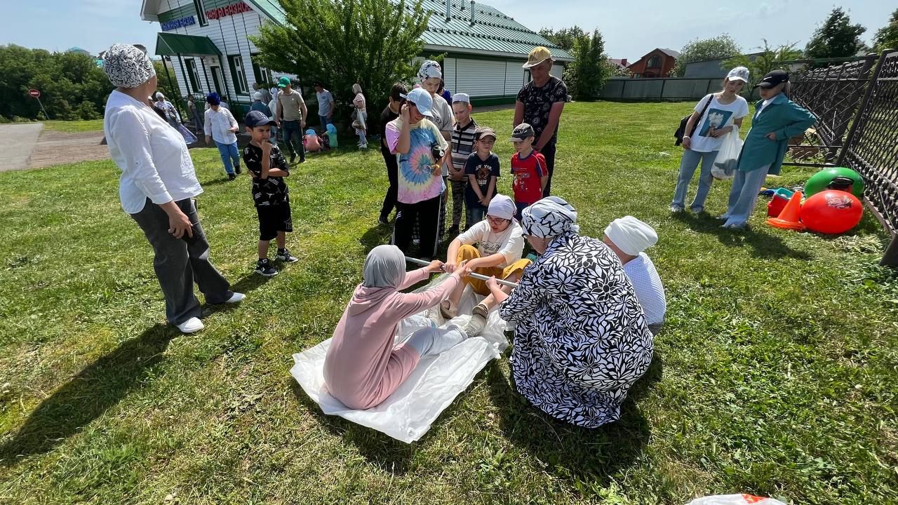 Саба мөхтәсибәте район социаль яклау идарәсе белән берлектә кайгыртуга мохтаҗ гаиләләрдә тәрбияләнүче балалар өчен җәйге бәйрәм уздырды