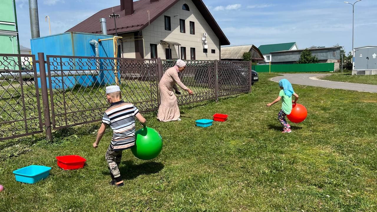 Саба мөхтәсибәте район социаль яклау идарәсе белән берлектә кайгыртуга мохтаҗ гаиләләрдә тәрбияләнүче балалар өчен җәйге бәйрәм уздырды