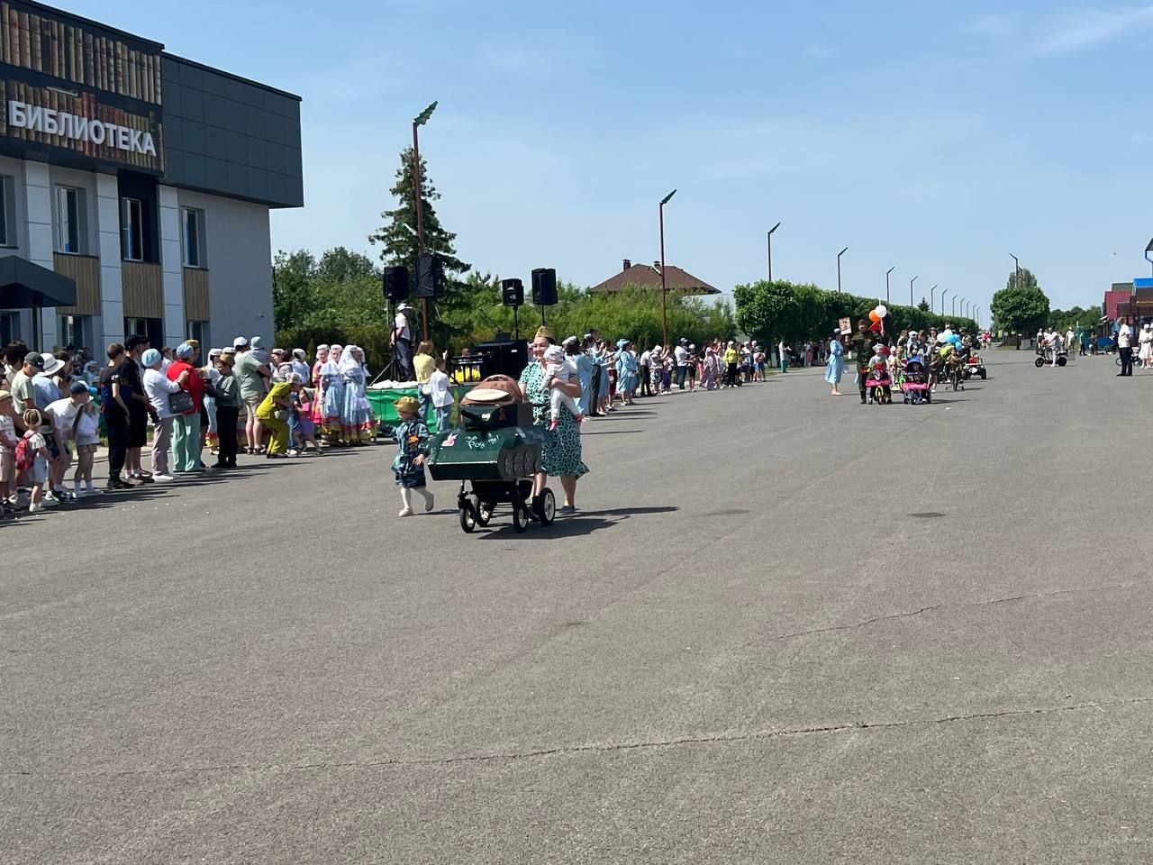 Балаларны яклау көнендә Сабада коляскалар парады узды