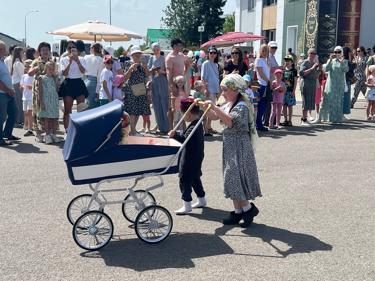 Балаларны яклау көнендә Сабада коляскалар парады узды