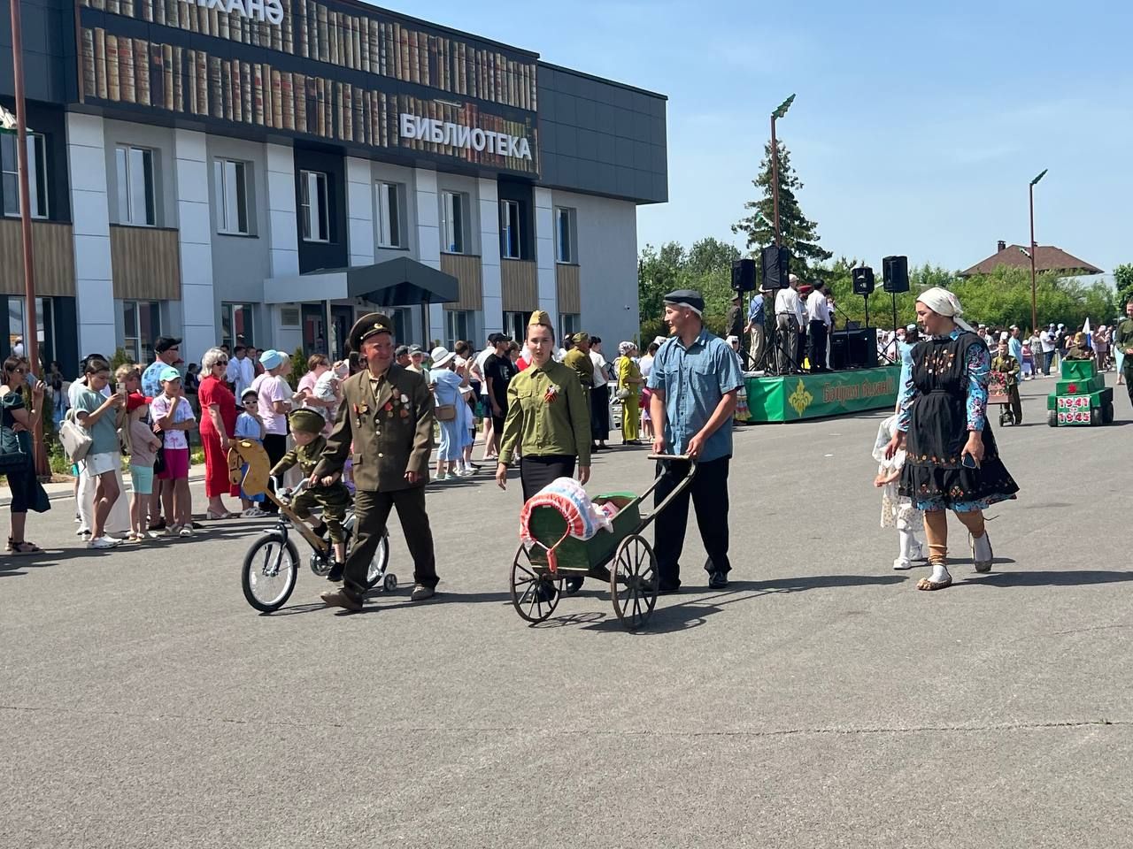 Балаларны яклау көнендә Сабада коляскалар парады узды
