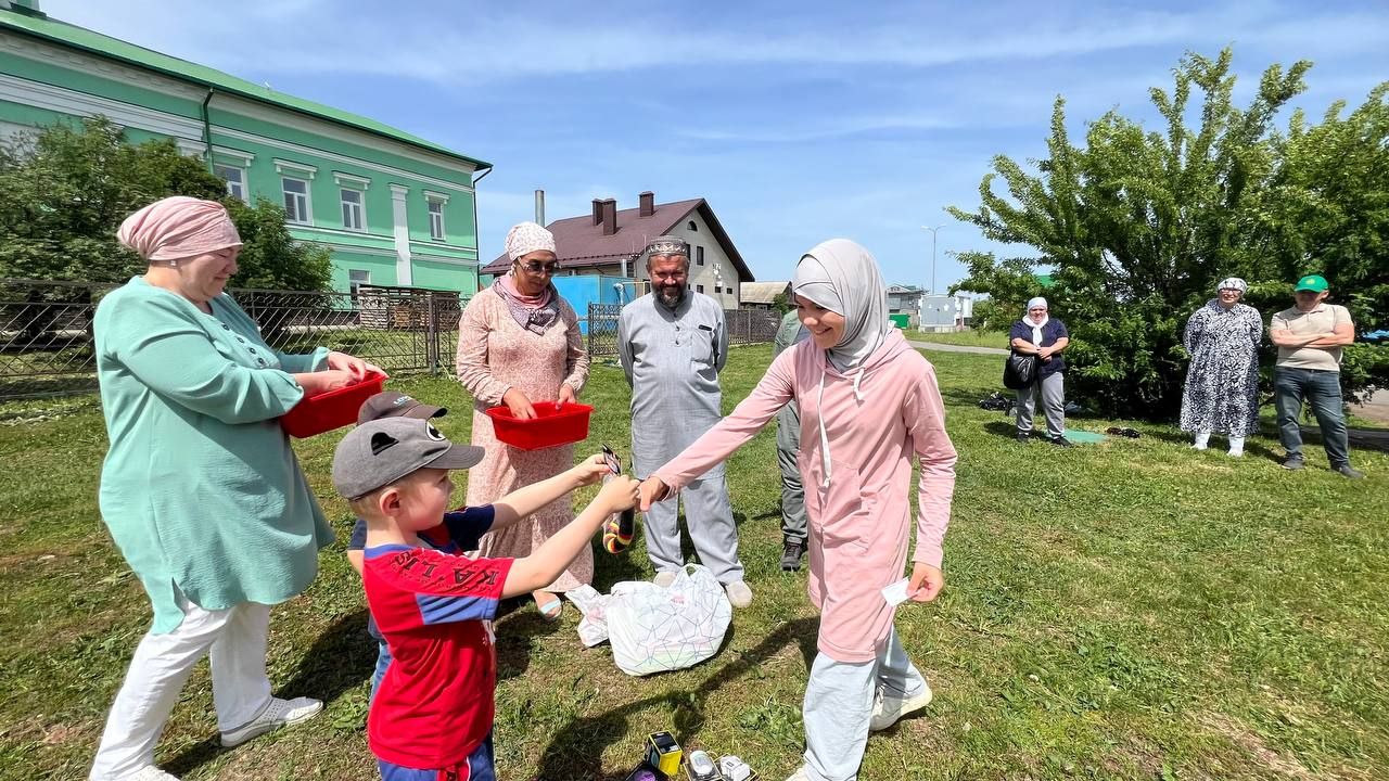 Саба мөхтәсибәте район социаль яклау идарәсе белән берлектә кайгыртуга мохтаҗ гаиләләрдә тәрбияләнүче балалар өчен җәйге бәйрәм уздырды