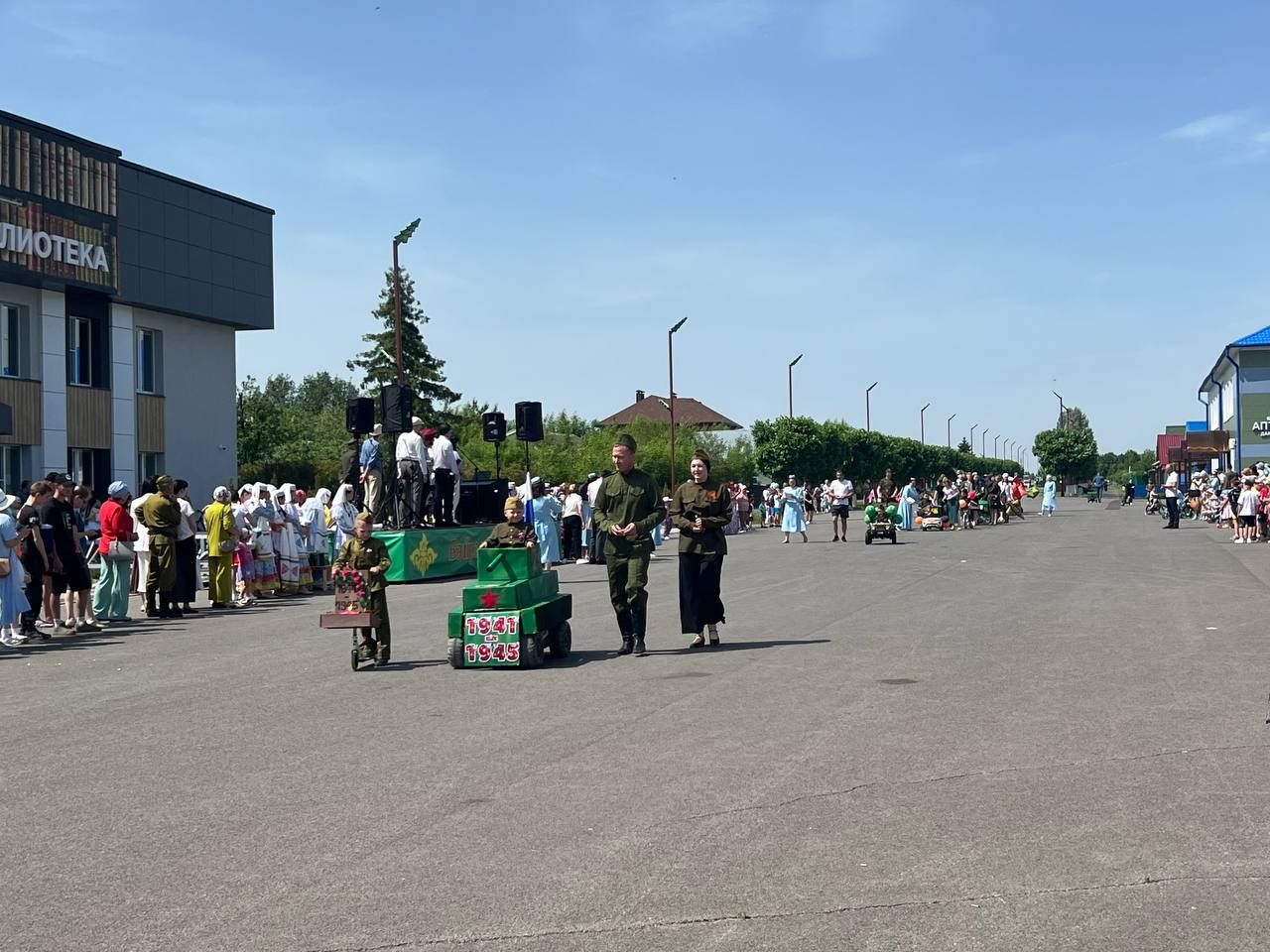 Балаларны яклау көнендә Сабада коляскалар парады узды