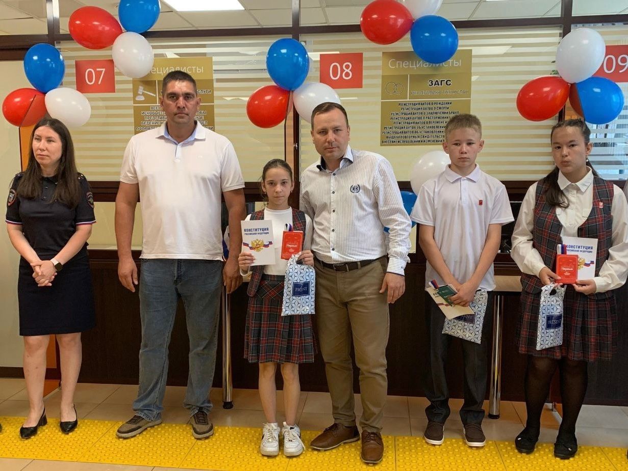 Районыбызның яшь гражданнарына паспортлар тапшырдылар