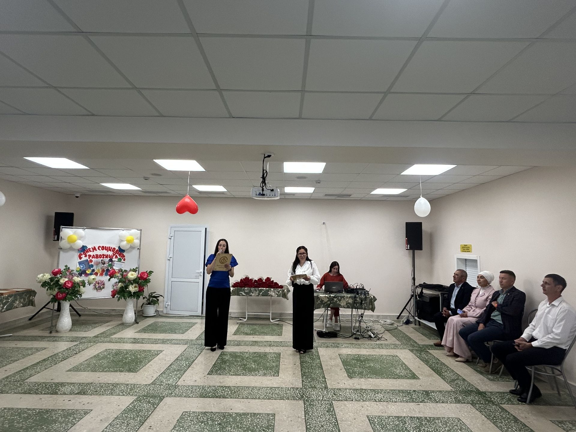 Социаль хезмәткәрләрне котладылар