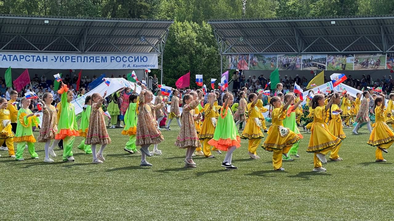 Саба Сабантуенда төп мәйданнан читтә төрле ярышлар үтте, балалар өчен аттракционнар, мастер-класслар эшләде