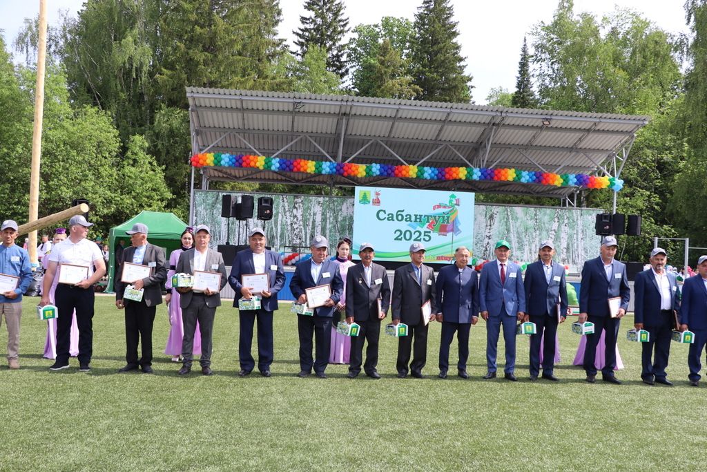 Республикабызның дәүләт һәм район  башлыгы  бүләкләренә лаек булучыларны, «Үз һөнәренең остасы» исеме  алучыларны хөрмәтләү  (фоторепортаж)