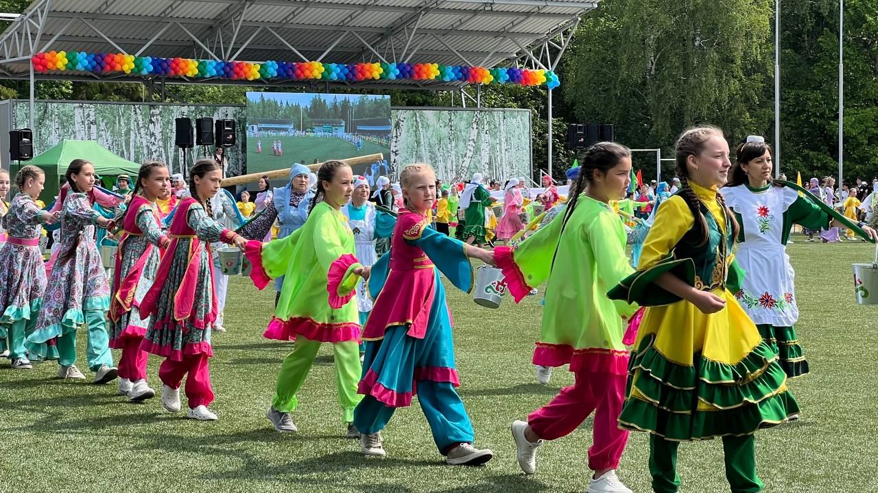 Саба Сабантуенда төп мәйданнан читтә төрле ярышлар үтте, балалар өчен аттракционнар, мастер-класслар эшләде