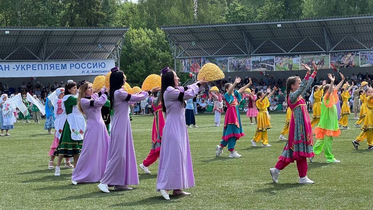 Саба Сабантуенда төп мәйданнан читтә төрле ярышлар үтте, балалар өчен аттракционнар, мастер-класслар эшләде