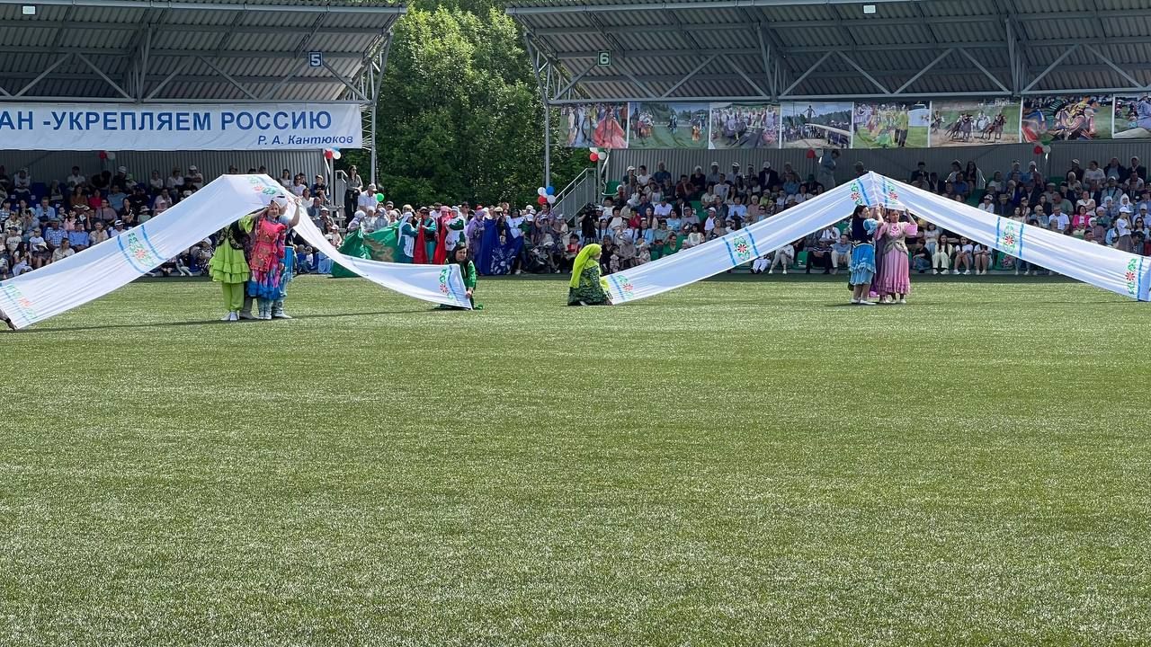 Саба Сабантуенда төп мәйданнан читтә төрле ярышлар үтте, балалар өчен аттракционнар, мастер-класслар эшләде