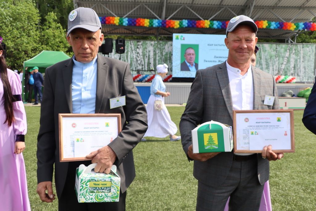 Республикабызның дәүләт һәм район  башлыгы  бүләкләренә лаек булучыларны, «Үз һөнәренең остасы» исеме  алучыларны хөрмәтләү  (фоторепортаж)