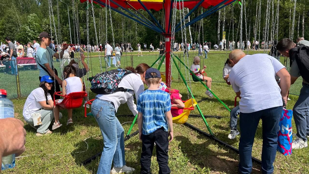 Саба Сабантуенда төп мәйданнан читтә төрле ярышлар үтте, балалар өчен аттракционнар, мастер-класслар эшләде