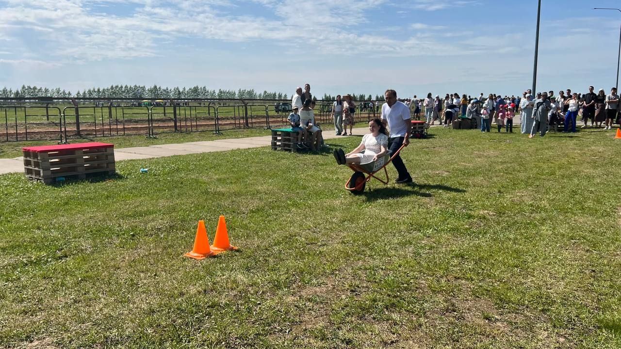 Саба Сабантуенда төп мәйданнан читтә төрле ярышлар үтте, балалар өчен аттракционнар, мастер-класслар эшләде