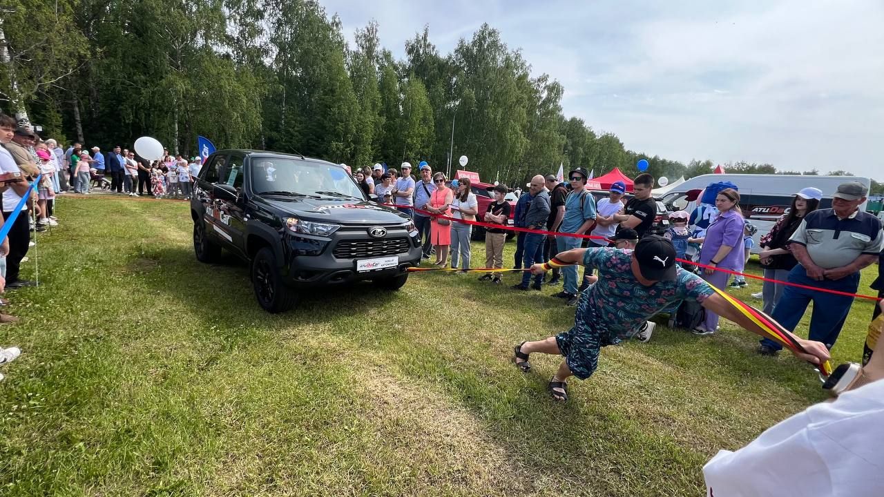 Саба Сабантуенда төп мәйданнан читтә төрле ярышлар үтте, балалар өчен аттракционнар, мастер-класслар эшләде