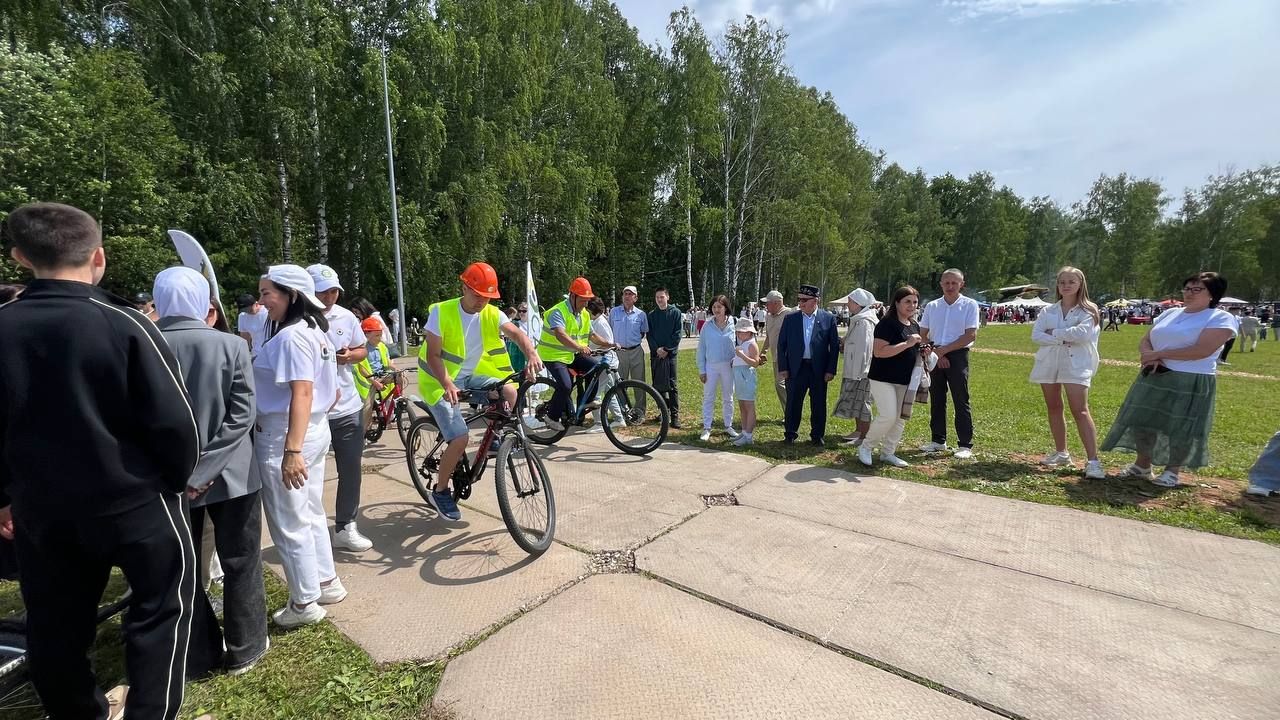 Саба Сабантуенда төп мәйданнан читтә төрле ярышлар үтте, балалар өчен аттракционнар, мастер-класслар эшләде