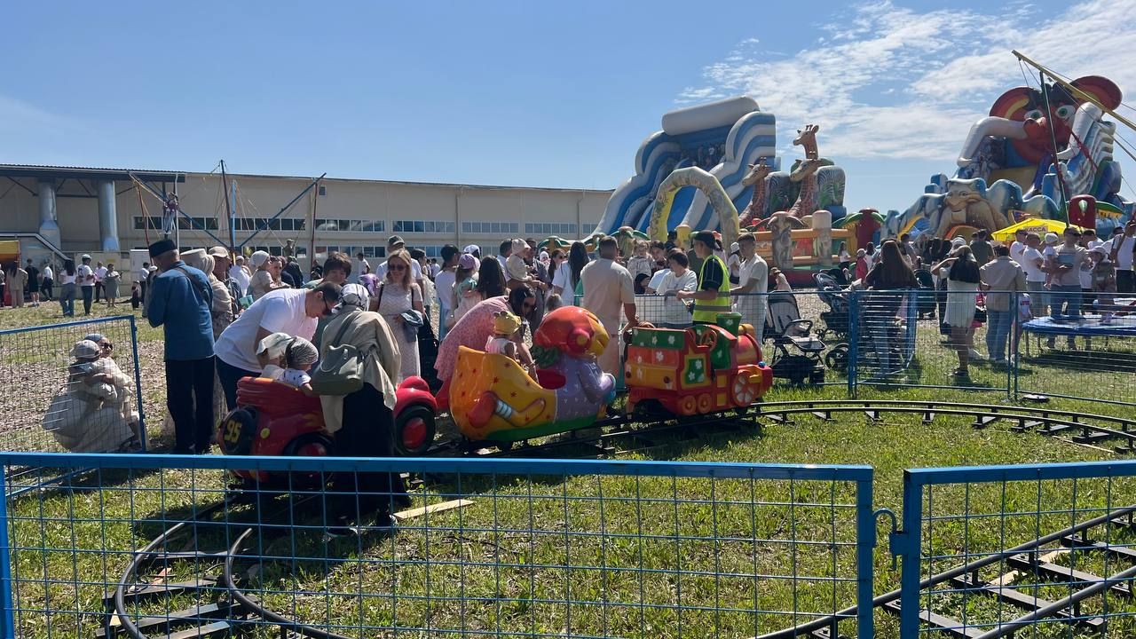 Саба Сабантуенда төп мәйданнан читтә төрле ярышлар үтте, балалар өчен аттракционнар, мастер-класслар эшләде