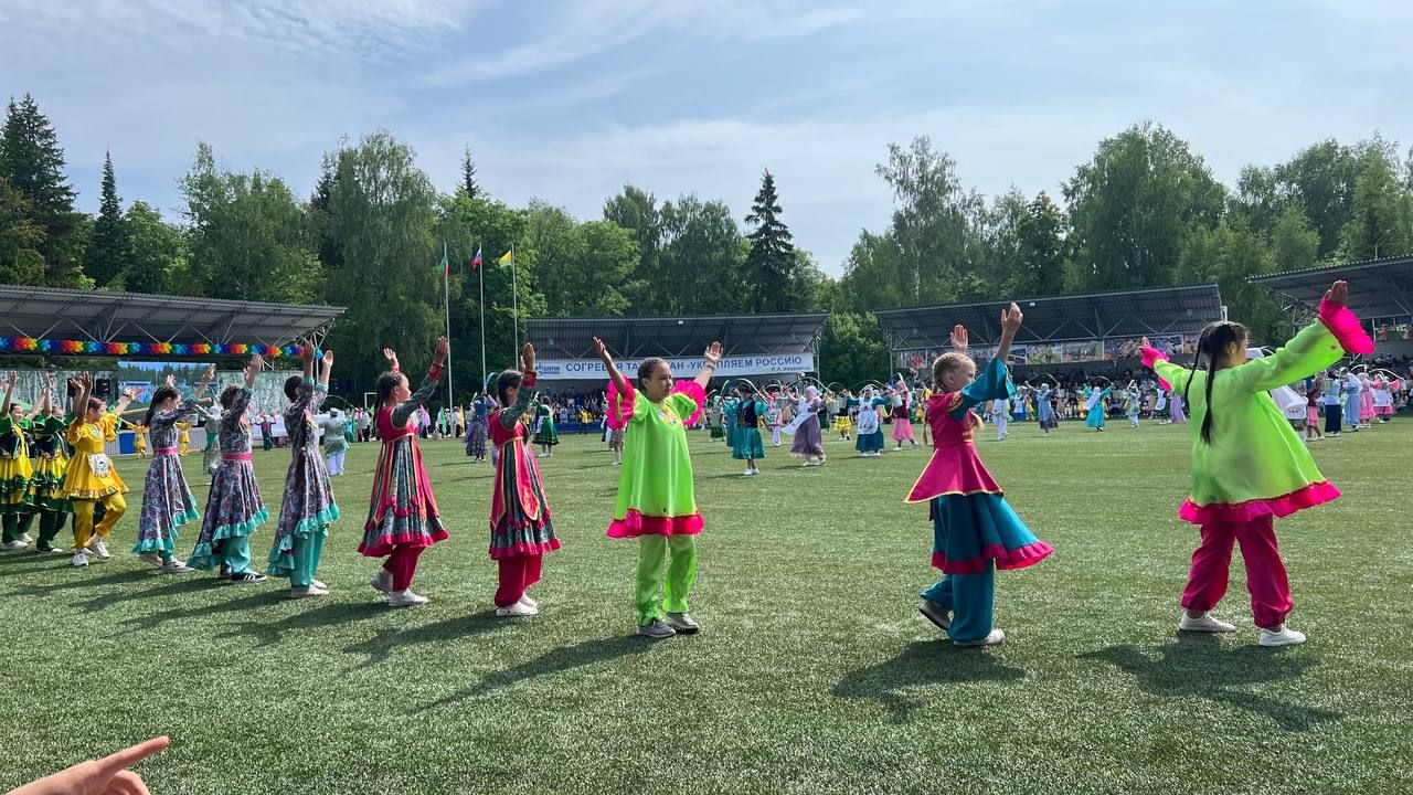 Саба Сабантуенда төп мәйданнан читтә төрле ярышлар үтте, балалар өчен аттракционнар, мастер-класслар эшләде