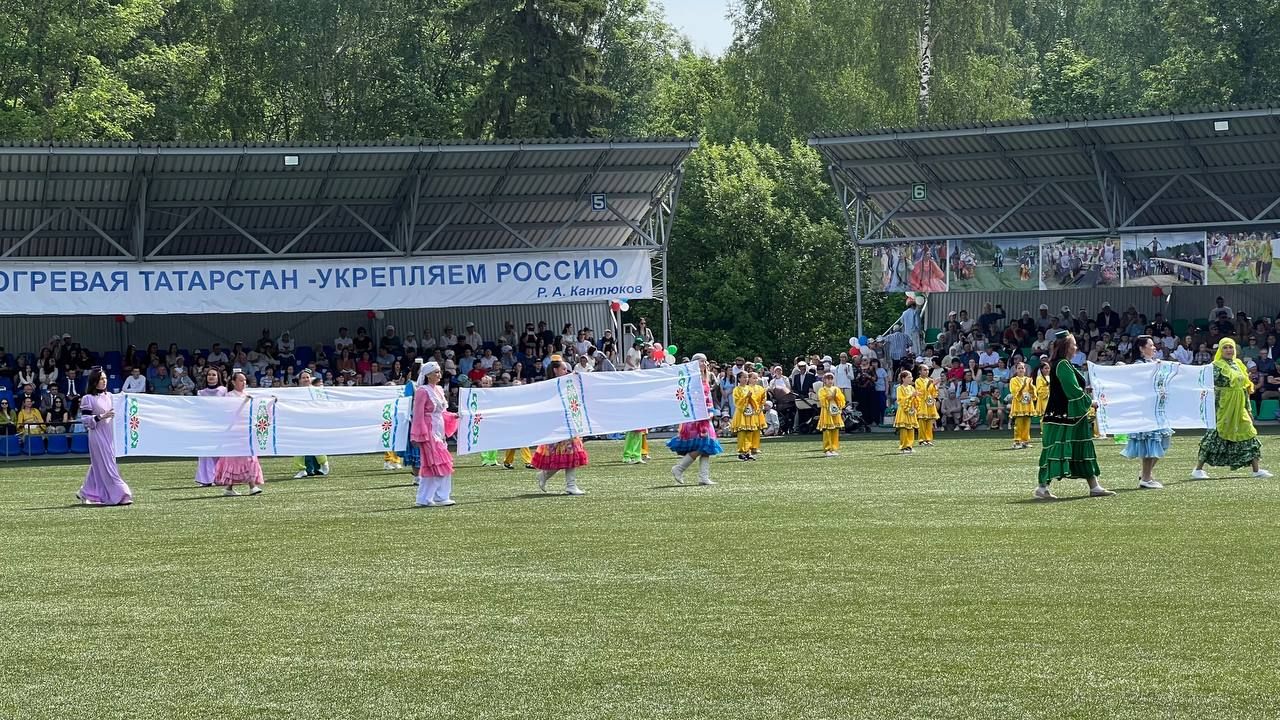 Саба Сабантуенда төп мәйданнан читтә төрле ярышлар үтте, балалар өчен аттракционнар, мастер-класслар эшләде