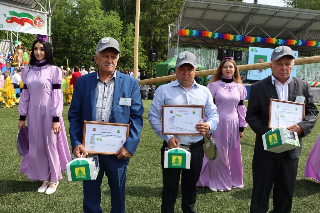 Республикабызның дәүләт һәм район  башлыгы  бүләкләренә лаек булучыларны, «Үз һөнәренең остасы» исеме  алучыларны хөрмәтләү  (фоторепортаж)