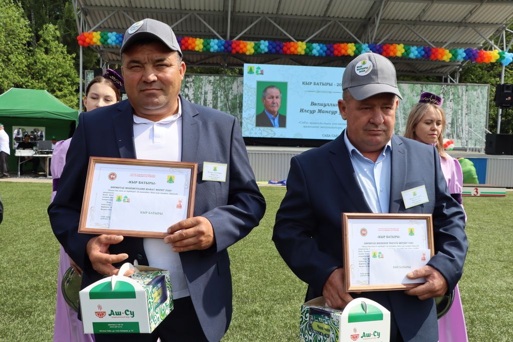 Республикабызның дәүләт һәм район  башлыгы  бүләкләренә лаек булучыларны, «Үз һөнәренең остасы» исеме  алучыларны хөрмәтләү  (фоторепортаж)