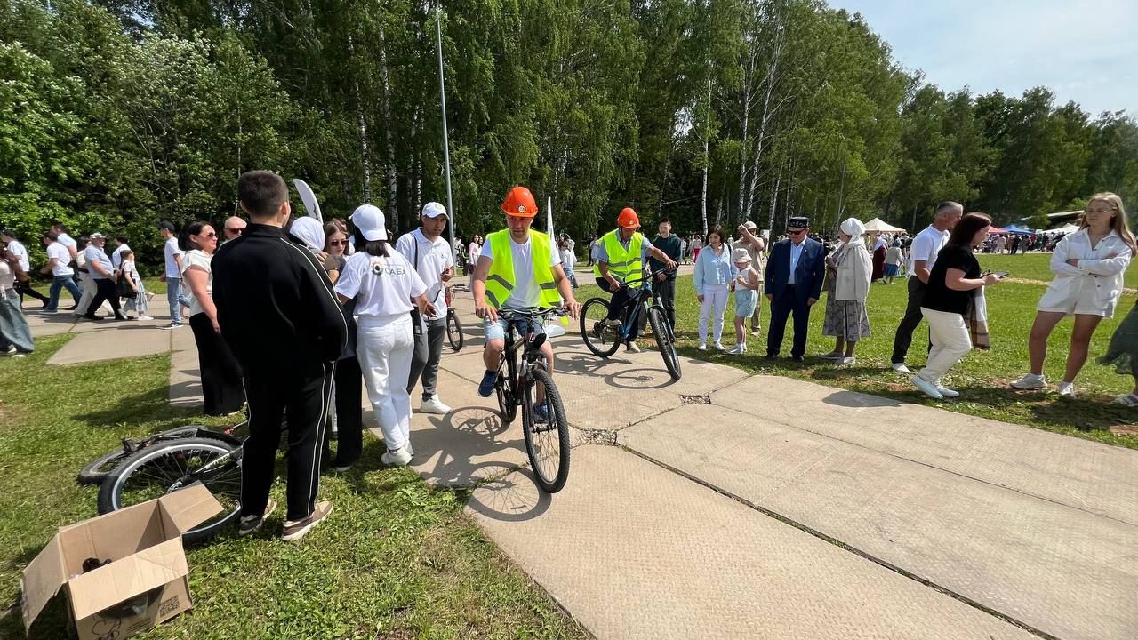 Саба Сабантуенда төп мәйданнан читтә төрле ярышлар үтте, балалар өчен аттракционнар, мастер-класслар эшләде