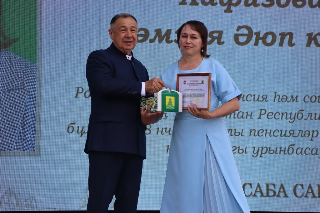 Республикабызның дәүләт һәм район  башлыгы  бүләкләренә лаек булучыларны, «Үз һөнәренең остасы» исеме  алучыларны хөрмәтләү  (фоторепортаж)