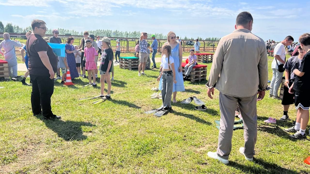 Саба Сабантуенда төп мәйданнан читтә төрле ярышлар үтте, балалар өчен аттракционнар, мастер-класслар эшләде