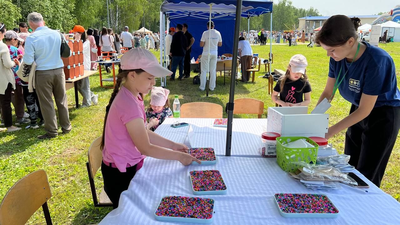 Саба Сабантуенда төп мәйданнан читтә төрле ярышлар үтте, балалар өчен аттракционнар, мастер-класслар эшләде
