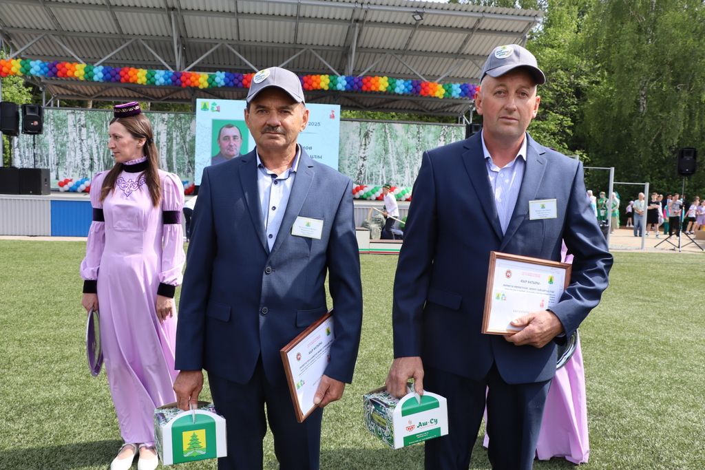 Республикабызның дәүләт һәм район  башлыгы  бүләкләренә лаек булучыларны, «Үз һөнәренең остасы» исеме  алучыларны хөрмәтләү  (фоторепортаж)