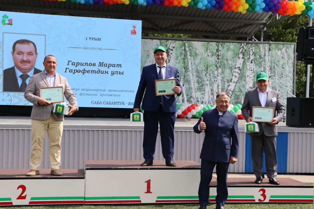 Республикабызның дәүләт һәм район  башлыгы  бүләкләренә лаек булучыларны, «Үз һөнәренең остасы» исеме  алучыларны хөрмәтләү  (фоторепортаж)