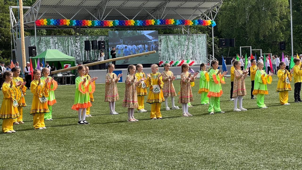 Саба Сабантуенда төп мәйданнан читтә төрле ярышлар үтте, балалар өчен аттракционнар, мастер-класслар эшләде