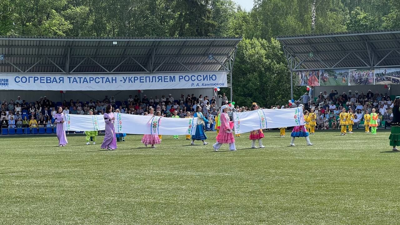 Саба Сабантуенда төп мәйданнан читтә төрле ярышлар үтте, балалар өчен аттракционнар, мастер-класслар эшләде