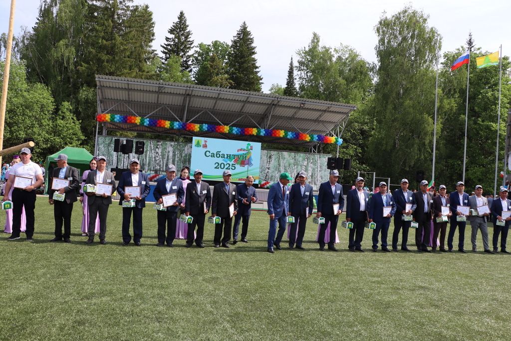Республикабызның дәүләт һәм район  башлыгы  бүләкләренә лаек булучыларны, «Үз һөнәренең остасы» исеме  алучыларны хөрмәтләү  (фоторепортаж)