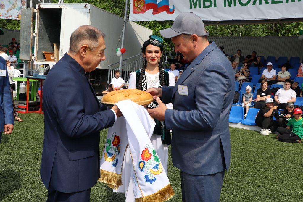 Республикабызның дәүләт һәм район  башлыгы  бүләкләренә лаек булучыларны, «Үз һөнәренең остасы» исеме  алучыларны хөрмәтләү  (фоторепортаж)