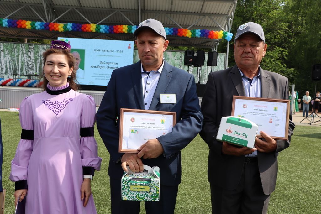 Республикабызның дәүләт һәм район  башлыгы  бүләкләренә лаек булучыларны, «Үз һөнәренең остасы» исеме  алучыларны хөрмәтләү  (фоторепортаж)