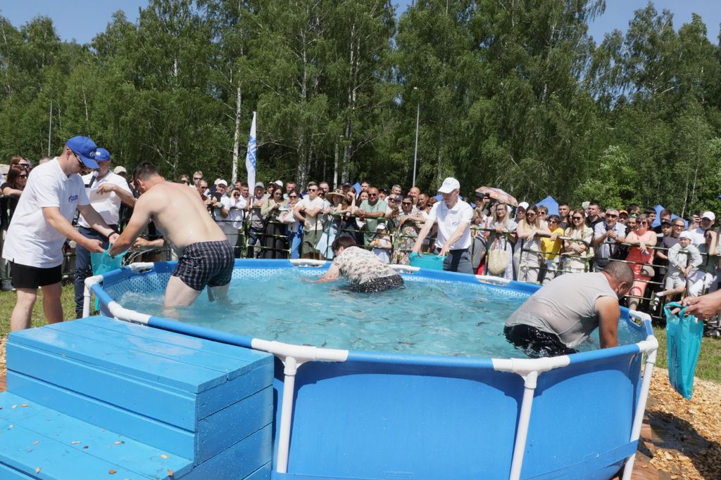 Күлдә балык  йөзәдер,  күп тотканнар җиңәдер