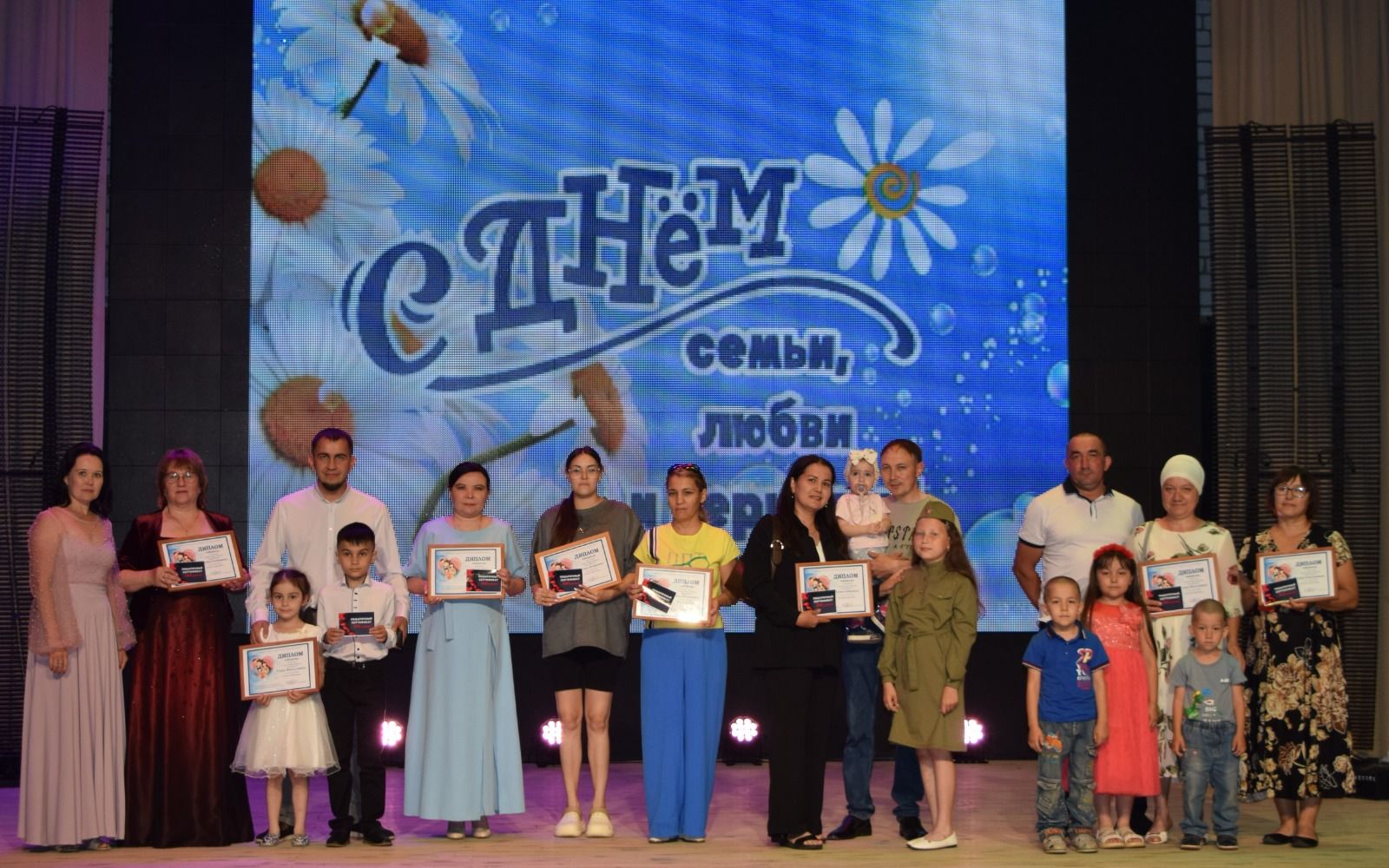 Шәмәрдәндә Гаилә, мәхәббәт һәм тугрылык көненә багышланган «Семья в объективе» фотоконкурсы җиңүчеләрен тәбрикләделәр