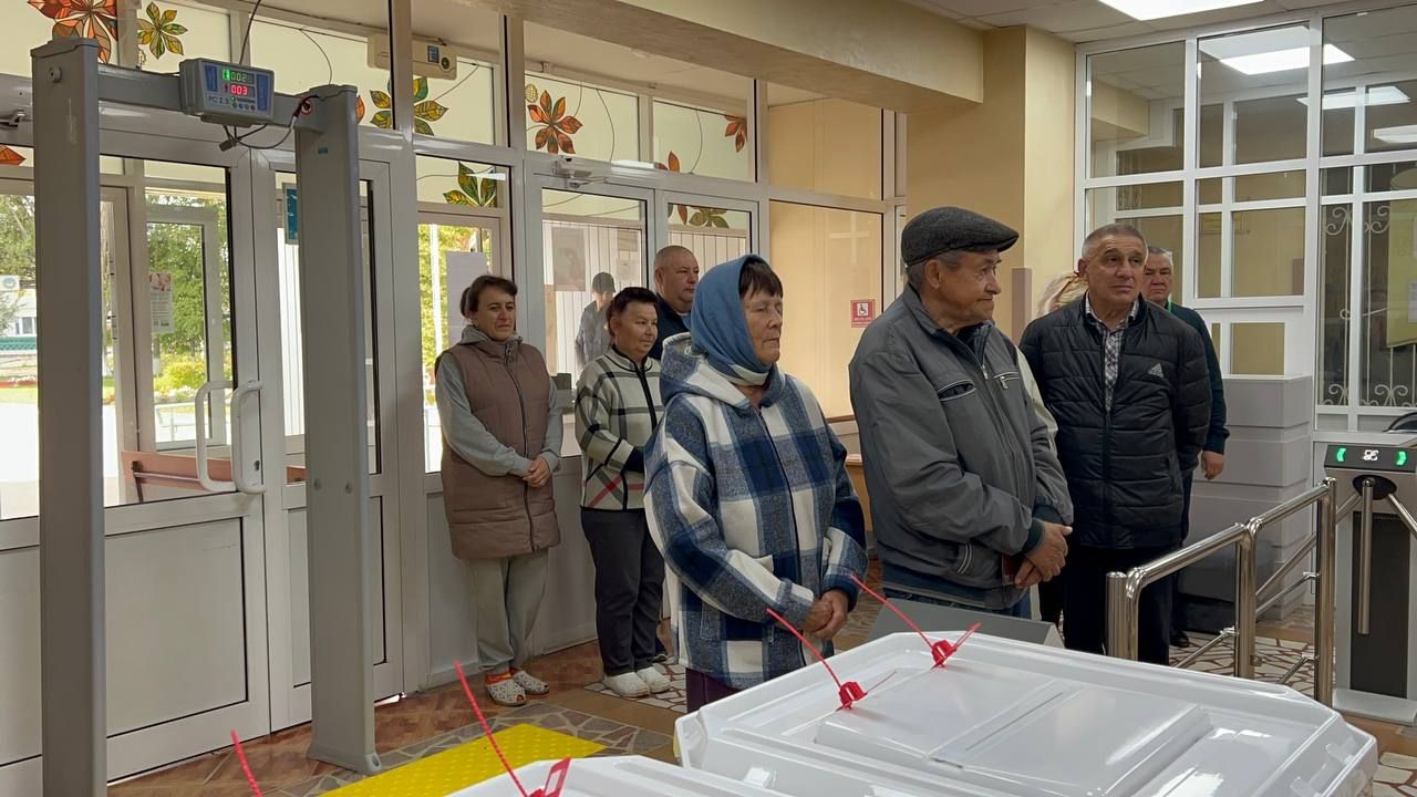 Сабаның 2484 номерлы сайлау участогында беренче сайлаучыларга татлы күчтәнәч тапшырдылар
