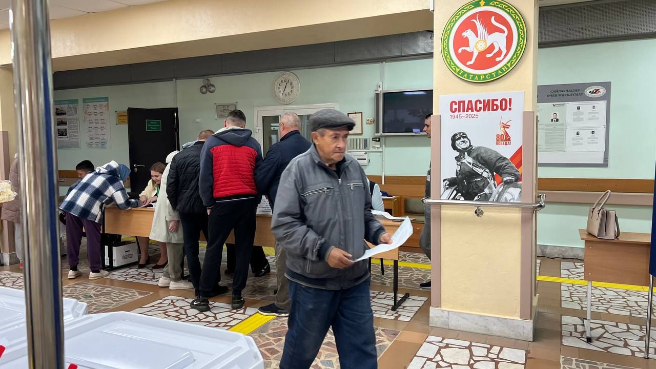 Сабаның 2484 номерлы сайлау участогында беренче сайлаучыларга татлы күчтәнәч тапшырдылар