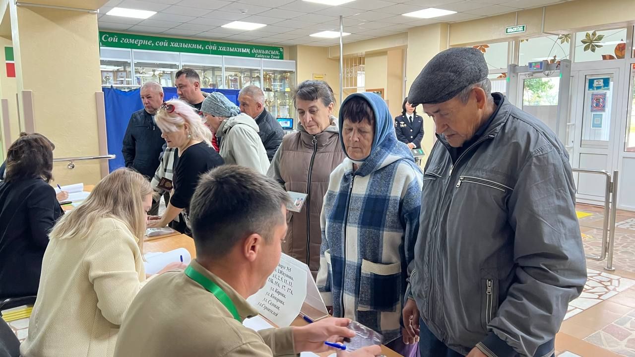 Сабаның 2484 номерлы сайлау участогында беренче сайлаучыларга татлы күчтәнәч тапшырдылар