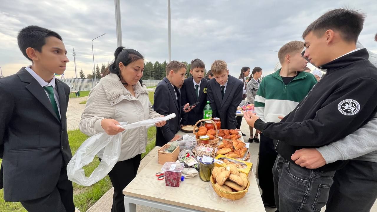 Бүген Саба урта мәктәбендә «Йөрәктән-йөрәккә» дип исемләнгән хәйрия ярминкәсе үтте