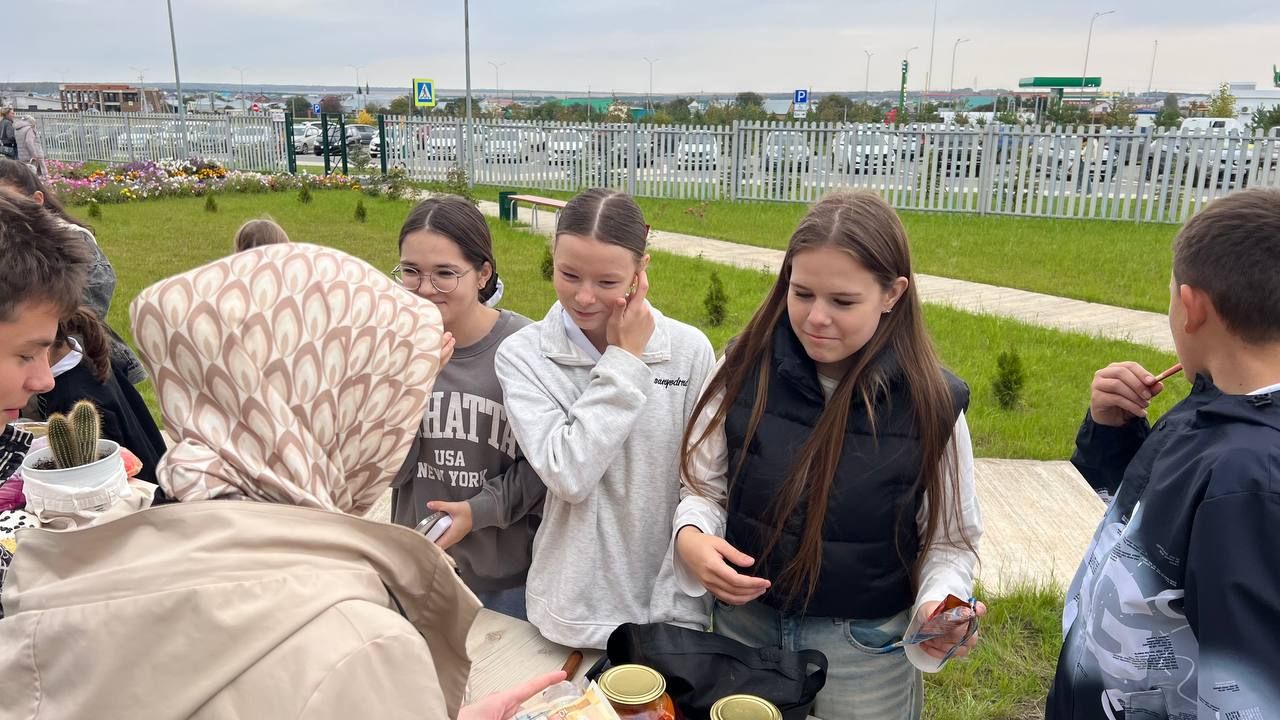 Бүген Саба урта мәктәбендә «Йөрәктән-йөрәккә» дип исемләнгән хәйрия ярминкәсе үтте
