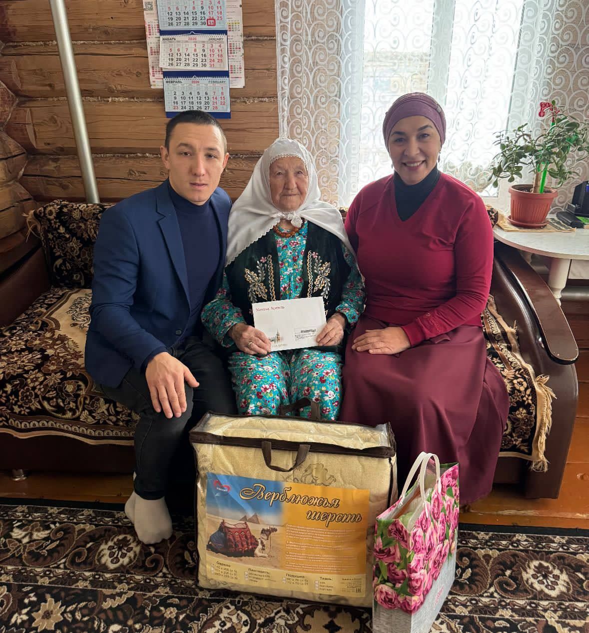 Иске Икшермә авылында яшәүче тыл ветераны Сәрия Биккининаны  94 яшь тулуы  белән котладылар