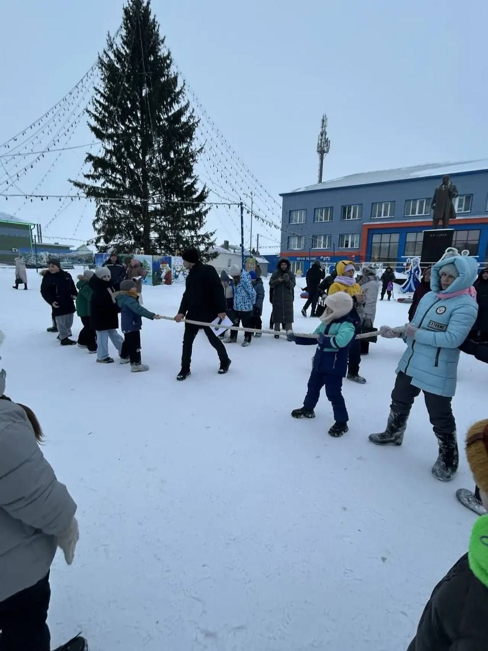 Сабаның Үзәк чыршысы янында ветеринария хезмәткәрләре балалар өчен Яңа ел бәйрәме оештырды (фоторепортаж)